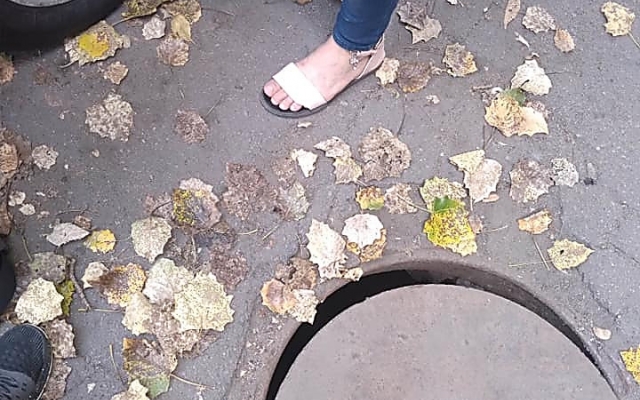 Житель Николаева заявил, что его жена провалилась в люк, крышка которого была ненадежно закреплена Фото № 0 Житель Николаева заявил, что его жена провалилась в люк, крышка которого была ненадежно закреплена Фото № 0