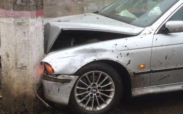 Автомобиль BMW пошел на таран столба Фото № 1 Автомобиль BMW пошел на таран столба Фото № 1