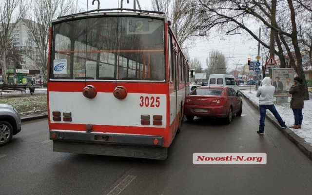 На Центральном проспекте произошла авария с участием иномарки и троллейбуса, образовалась автомобильная пробка Фото № 2 На Центральном проспекте произошла авария с участием иномарки и троллейбуса, образовалась автомобильная пробка Фото № 2