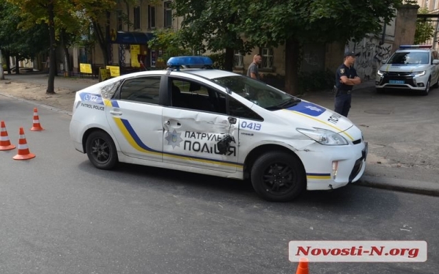 На Никольской патрульная машина столкнулась с грузовым автомобилем с прицепом Фото № 1 На Никольской патрульная машина столкнулась с грузовым автомобилем с прицепом Фото № 1
