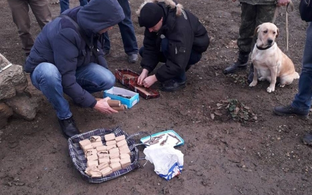 Житель Баштанки из зоны АТО привез крупную партию боеприпасов Фото № 2 Житель Баштанки из зоны АТО привез крупную партию боеприпасов Фото № 2