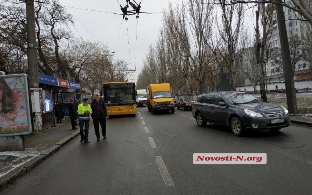 На Центральном проспекте произошла авария с участием иномарки и троллейбуса, образовалась автомобильная пробка Фото № 4 На Центральном проспекте произошла авария с участием иномарки и троллейбуса, образовалась автомобильная пробка Фото № 4