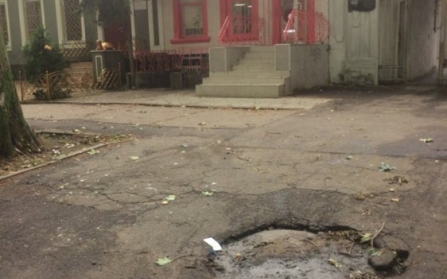 В Николаеве владелец кафе во время конфликта вылил на девушку ведро фекалий Фото № 7 В Николаеве владелец кафе во время конфликта вылил на девушку ведро фекалий Фото № 7