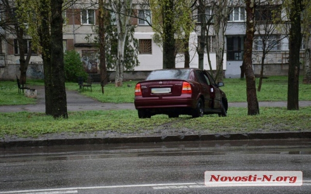 На проспекте Мира от сильного удара автомобиль вылетел на зеленый газон Фото № 4 На проспекте Мира от сильного удара автомобиль вылетел на зеленый газон Фото № 4