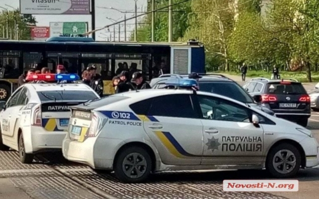 На Центральном проспекте спецназовцы задержали водителя автомобиля с пистолетом Фото № 0 На Центральном проспекте спецназовцы задержали водителя автомобиля с пистолетом Фото № 0