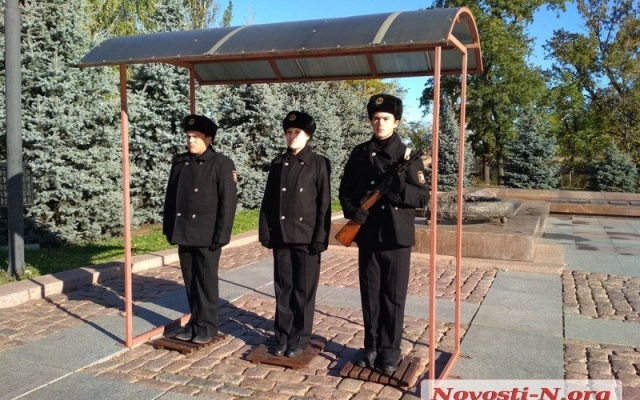 Николаевцы возложили цветы Вечному огню в честь 74-й годовщины освобождения Украины от немецко-фашистских захватчиков Фото № 17 Николаевцы возложили цветы Вечному огню в честь 74-й годовщины освобождения Украины от немецко-фашистских захватчиков Фото № 17