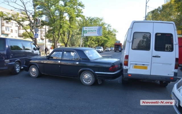 В Николаеве маршрутное такси столкнулось с В Николаеве маршрутное такси столкнулось с