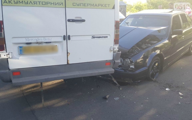 Авария в микрорайоне Намыв: на Лазурной иномарка врезалась в маршрутку Фото № 2 Авария в микрорайоне Намыв: на Лазурной иномарка врезалась в маршрутку Фото № 2
