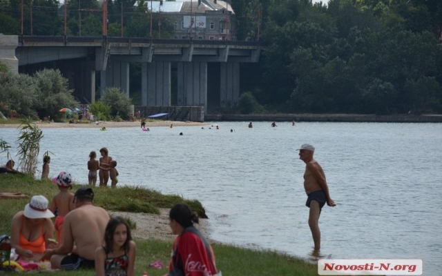 Несмотря на запрет николаевцы отдыхают и купаются на пляжах города Фото № 11 Несмотря на запрет николаевцы отдыхают и купаются на пляжах города Фото № 11