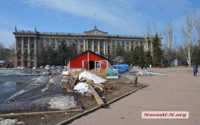На Соборной площадки демонтируют каток Фото № 3 На Соборной площадки демонтируют каток Фото № 3