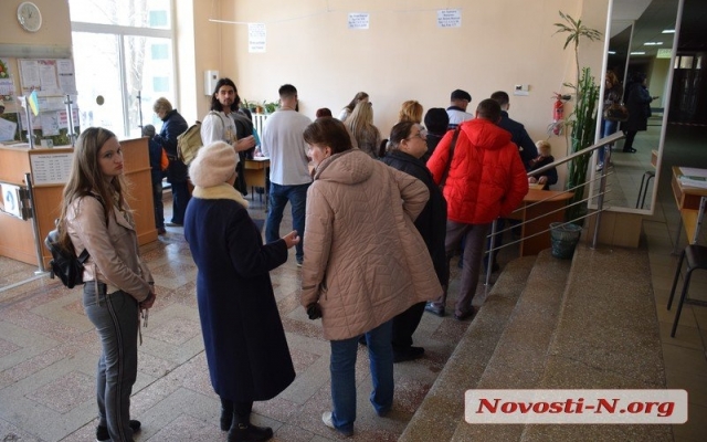 Жители Николаева голосуют «без приключений» Фото № 2 Жители Николаева голосуют «без приключений» Фото № 2