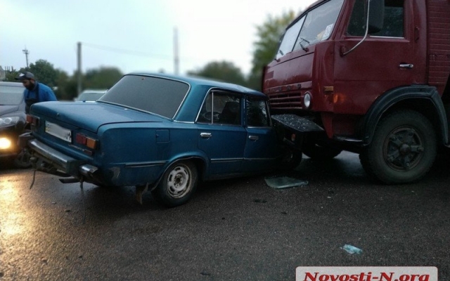 На въезде в Николаев столкнулись два автомобиля и грузовик, есть пострадавшие Фото № 1 На въезде в Николаев столкнулись два автомобиля и грузовик, есть пострадавшие Фото № 1