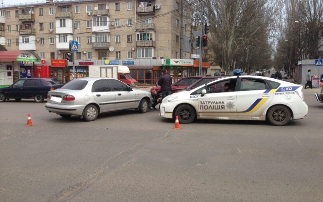 На Богоявленском проспекте два автомобиля не смогли поделить дорогу Фото № 3 На Богоявленском проспекте два автомобиля не смогли поделить дорогу Фото № 3