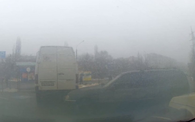 На парковке супермаркета водитель автомобиля врезался в припаркованную машину и скрылся с места аварии Фото № 0 На парковке супермаркета водитель автомобиля врезался в припаркованную машину и скрылся с места аварии Фото № 0