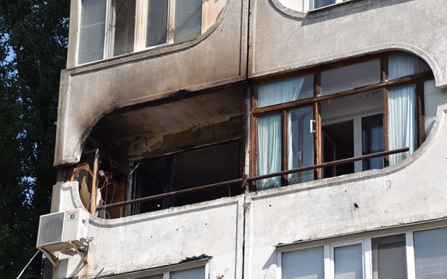 На Центральном проспекте загорелся балкон многоэтажного жилого дома, есть пострадавшие Фото № 1 На Центральном проспекте загорелся балкон многоэтажного жилого дома, есть пострадавшие Фото № 1