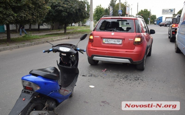 Необычная авария с пострадавшим: мопедист «влетел» в салон автомобиля Фото № 0 Необычная авария с пострадавшим: мопедист «влетел» в салон автомобиля Фото № 0
