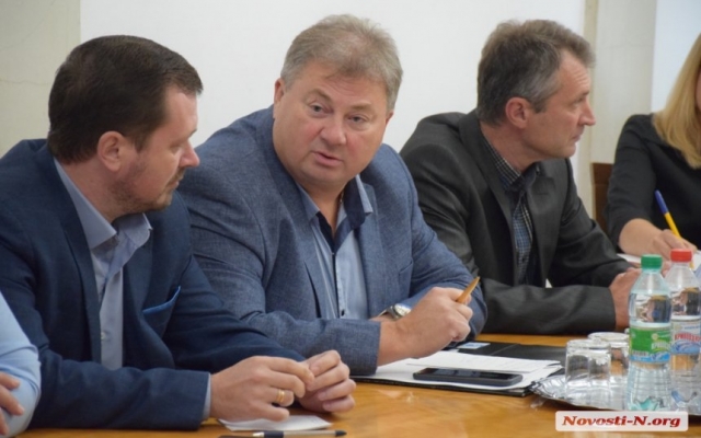 В Николаевском горсовете обсудили вчерашний инцидент – активисты высыпали мусор у входа в администрацию Ингульского района Фото № 2 В Николаевском горсовете обсудили вчерашний инцидент – активисты высыпали мусор у входа в администрацию Ингульского района Фото № 2