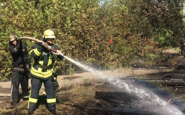 В Заводском районе по неизвестным причинам загорелись сухая трава и деревянные шпалы Фото № 0 В Заводском районе по неизвестным причинам загорелись сухая трава и деревянные шпалы Фото № 0