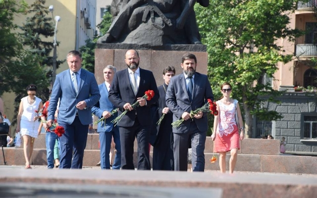 В Николаеве горожане отметили День памяти и скорби Фото № 16 В Николаеве горожане отметили День памяти и скорби Фото № 16