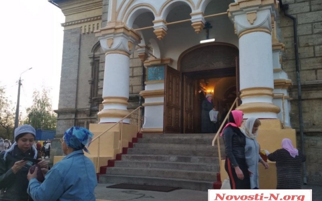 Православные жители Николаева отмечают Светлое Христово Воскресение и освящают пасхальные куличи Фото № 6 Православные жители Николаева отмечают Светлое Христово Воскресение и освящают пасхальные куличи Фото № 6