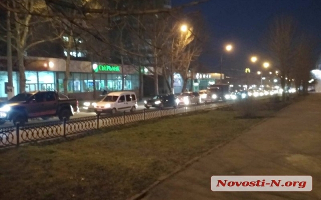 Очередная авария на Центральном проспекте спровоцировала большую автомобильную пробку Фото № 1 Очередная авария на Центральном проспекте спровоцировала большую автомобильную пробку Фото № 1