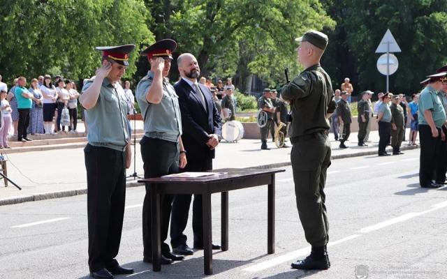 Молодые нацгвардийцы торжественно приняли военную присягу в центре Николаева Фото № 19 Молодые нацгвардийцы торжественно приняли военную присягу в центре Николаева Фото № 19
