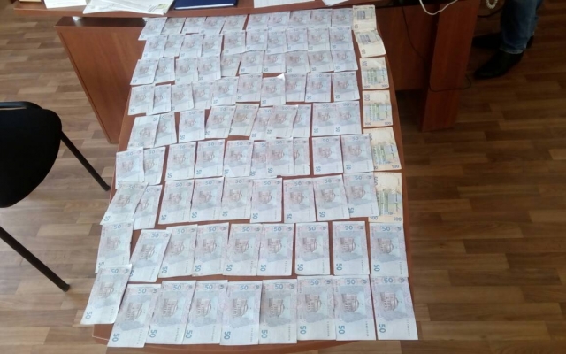 Мужчина попытался дать взятку в размере 8 тысяч гривен одному из руководителей отделения полиции Фото № 0 Мужчина попытался дать взятку в размере 8 тысяч гривен одному из руководителей отделения полиции Фото № 0