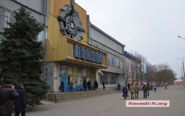 В Николаеве эвакуировали пассажиров ж/д вокзала: в здании обнаружили «бомбу» Фото № 0 В Николаеве эвакуировали пассажиров ж/д вокзала: в здании обнаружили «бомбу» Фото № 0