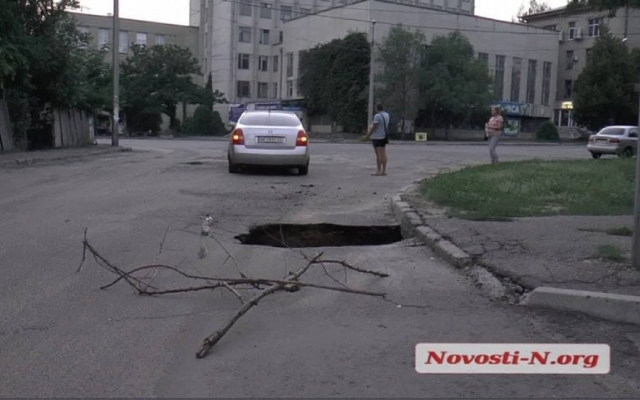 На Мореходной под автомобилем провалился асфальт Фото № 2 На Мореходной под автомобилем провалился асфальт Фото № 2