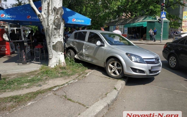 На проспекте Мира автомобиль протаранил машину, вылетел на летнюю площадку кафе и врезался в столб Фото № 3 На проспекте Мира автомобиль протаранил машину, вылетел на летнюю площадку кафе и врезался в столб Фото № 3