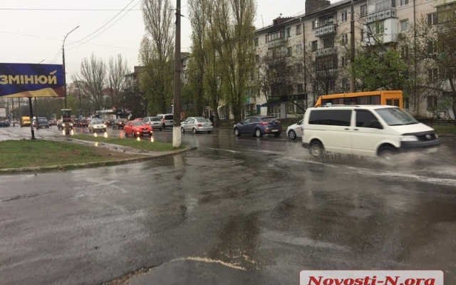 На Генерала Карпенко в общем потоке машин столкнулись два автомобиля Фото № 1 На Генерала Карпенко в общем потоке машин столкнулись два автомобиля Фото № 1