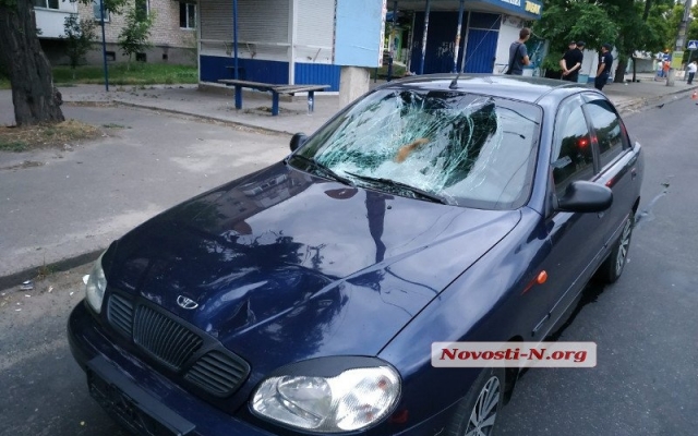 На Героев Сталинграда автомобиль насмерть сбил молодую женщину Фото № 2 На Героев Сталинграда автомобиль насмерть сбил молодую женщину Фото № 2