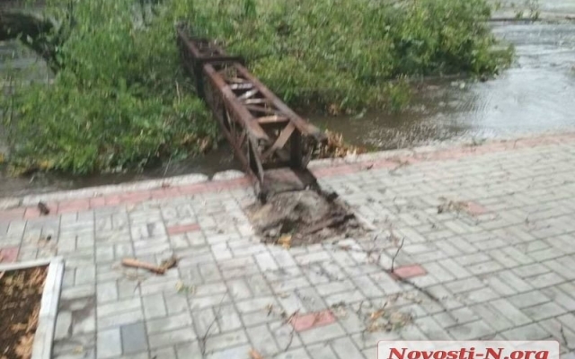 В центре Николаева из-за сильного ветра обвалилась опора контактной сети, полностью перегородив дорогу Фото № 2 В центре Николаева из-за сильного ветра обвалилась опора контактной сети, полностью перегородив дорогу Фото № 2