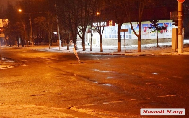 Огромная яма на углу Николаской и Артиллерийской: владельцы трех автомобилей намерены подавать в суд на дорожные службы Фото № 6 Огромная яма на углу Николаской и Артиллерийской: владельцы трех автомобилей намерены подавать в суд на дорожные службы Фото № 6