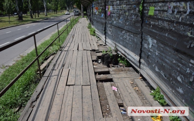 На Центральном проспекте горожане бояться поломать руки и ноги хотят на «временном» деревянном тротуаре Фото № 2 На Центральном проспекте горожане бояться поломать руки и ноги хотят на «временном» деревянном тротуаре Фото № 2