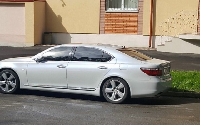 Неизвестные угнали автомобиль Lexus LS, припаркованный возле дома Фото № 0 Неизвестные угнали автомобиль Lexus LS, припаркованный возле дома Фото № 0