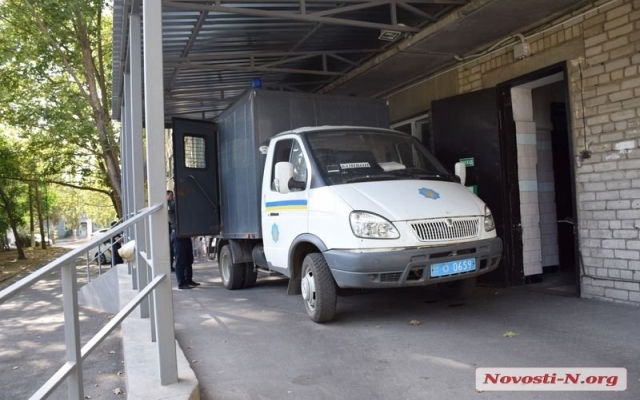 Во время перевозки заключенных в автозаке подконвойный лезвием от бритвы порезал себе вены и живот Фото № 3 Во время перевозки заключенных в автозаке подконвойный лезвием от бритвы порезал себе вены и живот Фото № 3