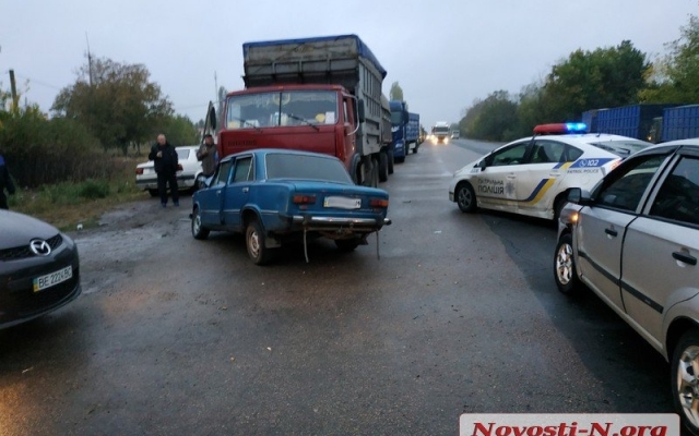 На въезде в Николаев столкнулись два автомобиля и грузовик, есть пострадавшие Фото № 0 На въезде в Николаев столкнулись два автомобиля и грузовик, есть пострадавшие Фото № 0