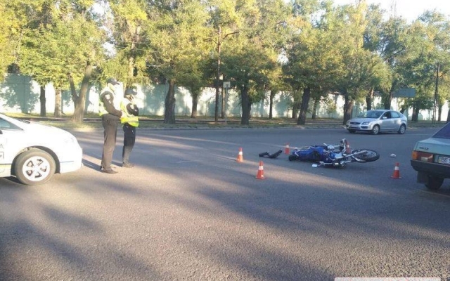 На Богоявленском проспекте автомобиль сбил мотоциклиста, пострадавшего с травмами доставили в больницу Фото № 0 На Богоявленском проспекте автомобиль сбил мотоциклиста, пострадавшего с травмами доставили в больницу Фото № 0