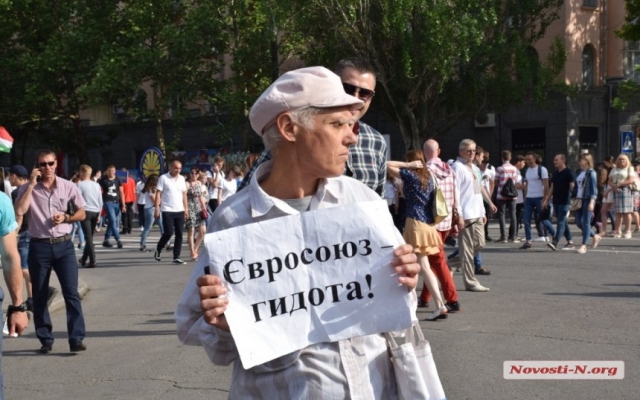Скандальный пикетчик с непристойным плакатом попытался сопровождать мэра Николаева и консулов иностранных государств Фото № 2 Скандальный пикетчик с непристойным плакатом попытался сопровождать мэра Николаева и консулов иностранных государств Фото № 2