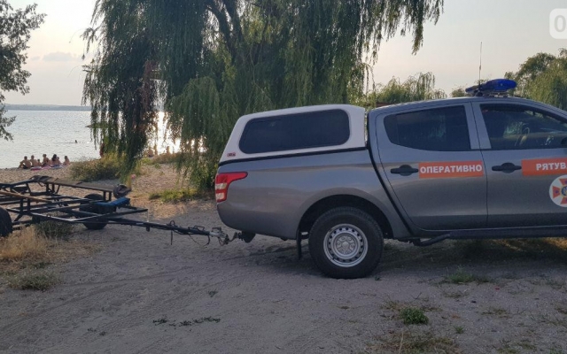 На пляже Намыв две девушки решили поплавать на пляже и рассчитали свои силы Фото № 2 На пляже Намыв две девушки решили поплавать на пляже и рассчитали свои силы Фото № 2