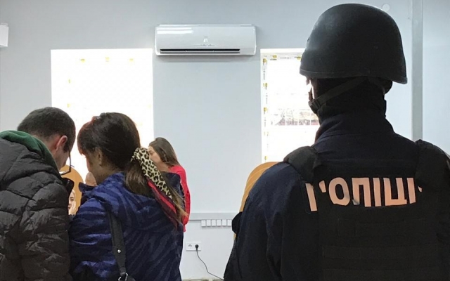 В Николаеве правоохранители проводят обыски у коллекторов финучреждения «Ваша Готивочка» по подозрению в запугивании клиентов Фото № 0 В Николаеве правоохранители проводят обыски у коллекторов финучреждения «Ваша Готивочка» по подозрению в запугивании клиентов Фото № 0