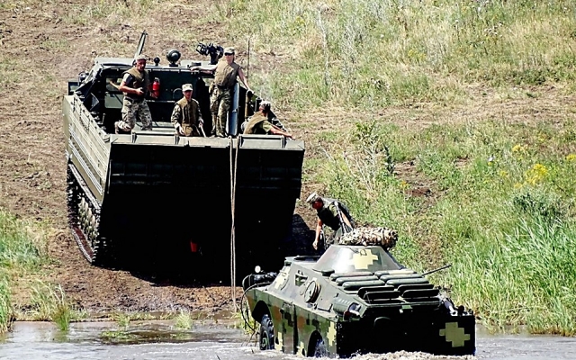 В Николаевской области провели военные учения, «спасали» застрявшие в воде бронемашины Фото № 3 В Николаевской области провели военные учения, «спасали» застрявшие в воде бронемашины Фото № 3