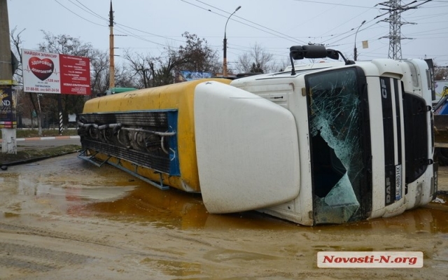 В Николаеве перевернулась фура, за рулем которой был пьяный водитель Фото № 0 В Николаеве перевернулась фура, за рулем которой был пьяный водитель Фото № 0