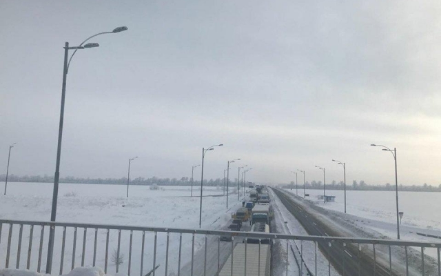 Капризы природы: на трассе по направлению в Киев автомобили стояли в пробке Фото № 1 Капризы природы: на трассе по направлению в Киев автомобили стояли в пробке Фото № 1