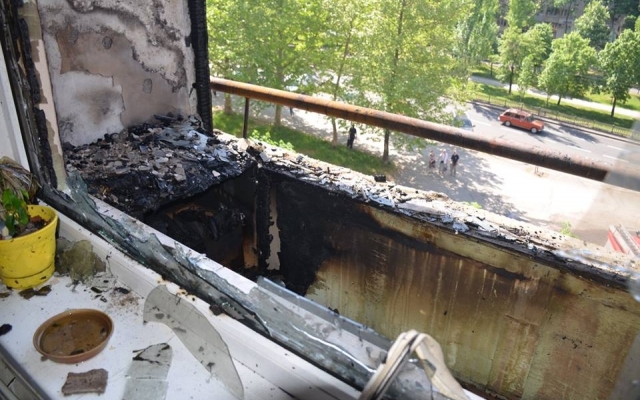 На Центральном проспекте загорелся балкон многоэтажного жилого дома, есть пострадавшие Фото № 2 На Центральном проспекте загорелся балкон многоэтажного жилого дома, есть пострадавшие Фото № 2