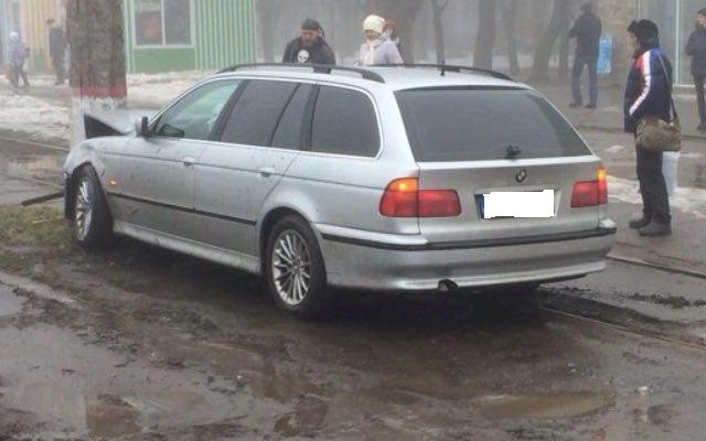 Автомобиль BMW пошел на таран столба Фото № 3 Автомобиль BMW пошел на таран столба Фото № 3