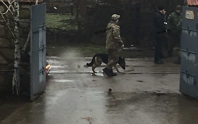 Неприятный пятничный сюрприз ожидал у ворот дома николаевского бизнесмена Андрея Кривохижа Фото № 2 Неприятный пятничный сюрприз ожидал у ворот дома николаевского бизнесмена Андрея Кривохижа Фото № 2