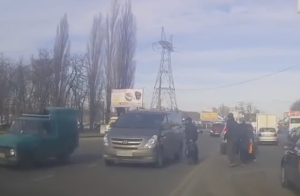 Николаевские камиказде: безрассудные пешеходы бросаются под колеса автомобилей Фото № 8 Николаевские камиказде: безрассудные пешеходы бросаются под колеса автомобилей Фото № 8