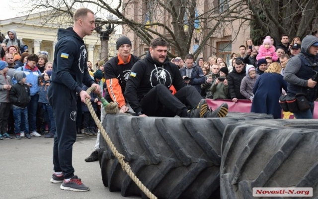 Губернатор Николаевской области Алексей Савченко на фестивале Muromets Fest вместе с богатырями потянул четыре фуры Фото № 0 Губернатор Николаевской области Алексей Савченко на фестивале Muromets Fest вместе с богатырями потянул четыре фуры Фото № 0